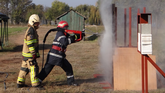 Centrul de pregătire Bucureşti - perforare uşă metalică