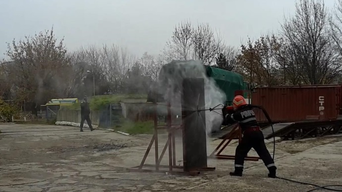 Facultatea de pompieri - perforare uşă metalică