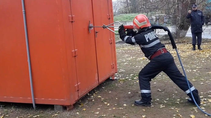 Facultatea de pompieri - stingere incendiu container