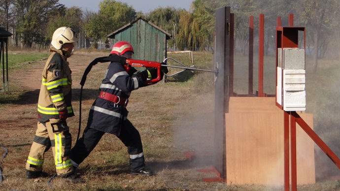 Centrul de pregătire Bucureşti - perforare uşă metalică