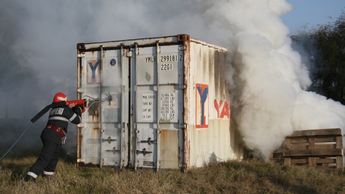 Centrul de pregătire Bucureşti - intruire pompieri / exerciţiu container